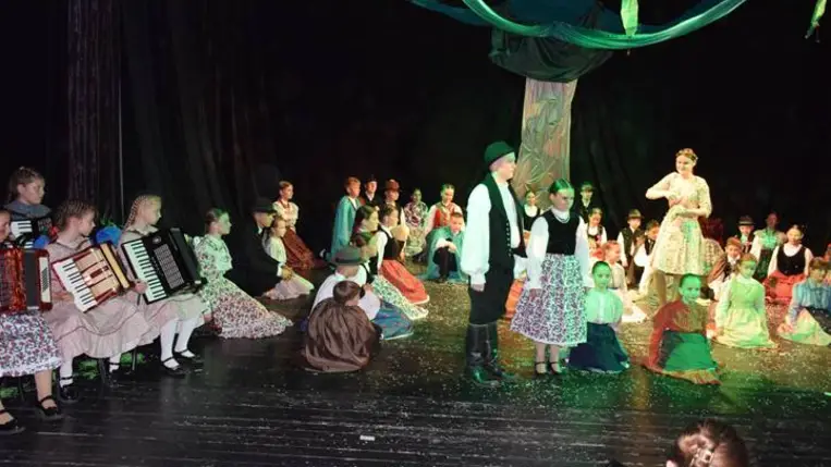 A tízéves Beregszászi Rezeda Folkműhely gálaműsorán - Tánc, zene, közösség