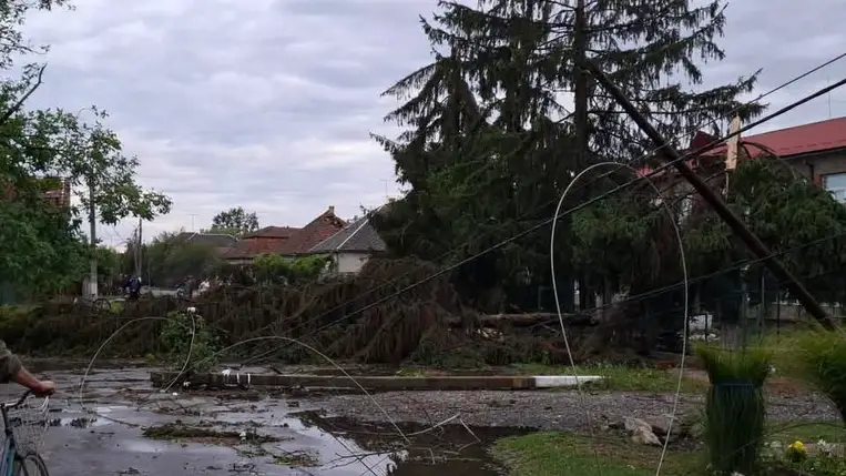Kárpátalja 102 településén szünetel az áramszolgáltatás a hétfői vihar következtében