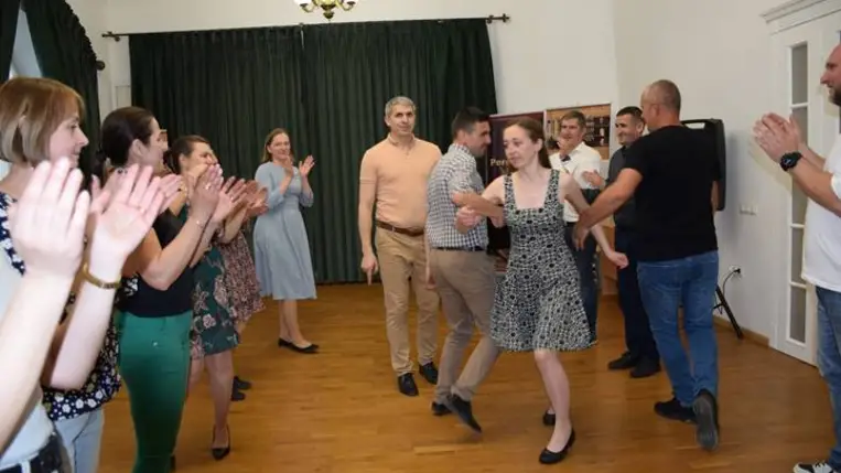 A szerelem ünnepe a nagycsaládosoknál - Szerenád, májusfa, egymásra figyelés