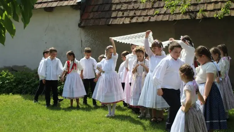 Évadzáró a Nagyberegi Tájházban - „Piros pünkösd napján”. Fotó: Váradi Natália