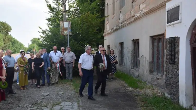Csöndes főhajtás a tiszaújlaki turulmadaras emlékműnél - Rákóczi, a magyar szabadság- és hazaszeretet jelképe