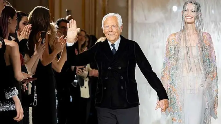 Giorgio Armani int a Prive Haute Couture 2025 tavasz/nyár kollekciója bemutatójának végén, Párizsban, 2025. Credit: AP Photo