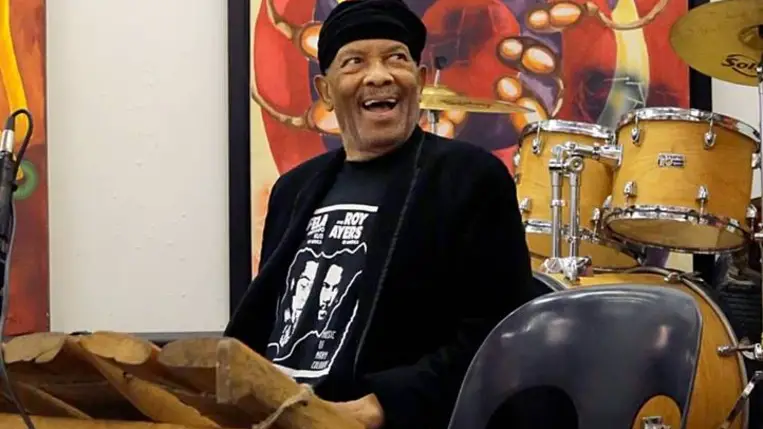 Roy Ayers jazzmuzsikus afrikai marimbán játszik egy műhelyfoglalkozáson a sowetói Funda Centre-ben, Dél-Afrikában, 2017. Credit: AP Photo
