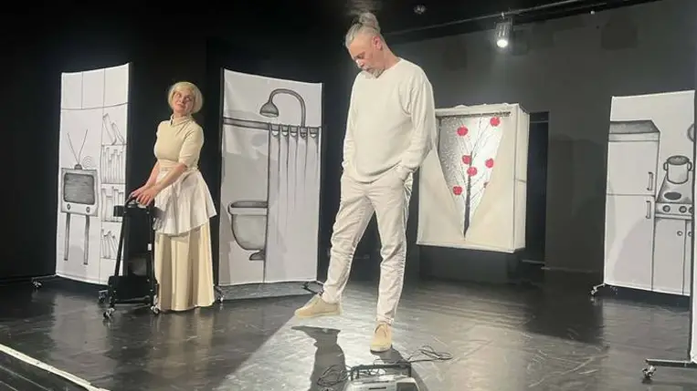 Derű a háború árnyékában – évadnyitó ősbemutató a beregszászi színházban - Ádám és Éva naplója a Házasság hete jegyében