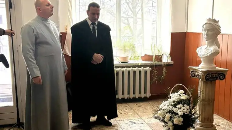 A Beregszászi Zrínyi Ilona Líceumban felavatták a névadó mellszobrát - Tudás, áldozatvállalás, hűség