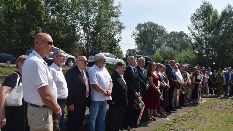 Csöndes főhajtás a tiszaújlaki turulmadaras emlékműnél - Rákóczi, a magyar szabadság- és hazaszeretet jelképe