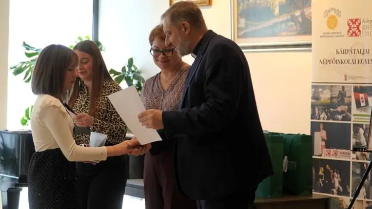 Anyák napi pályázat eredményhirdetése az Ortutay Központban - Szeretetből szőtt gyönyörű emlék