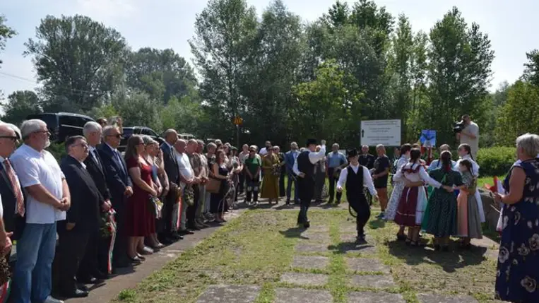 Csöndes főhajtás a tiszaújlaki turulmadaras emlékműnél - Rákóczi, a magyar szabadság- és hazaszeretet jelképe