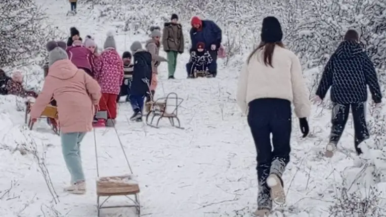 Szánkóznak a beregardói hittanos gyerekek