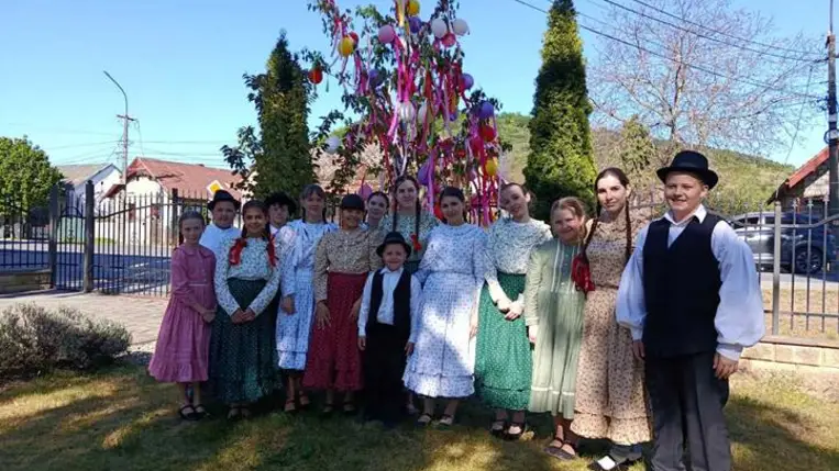 Májusfaállítás a Tulipán Tanoda hálózatában