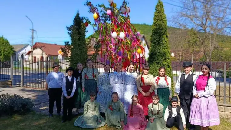Májusfaállítás a Tulipán Tanoda hálózatában