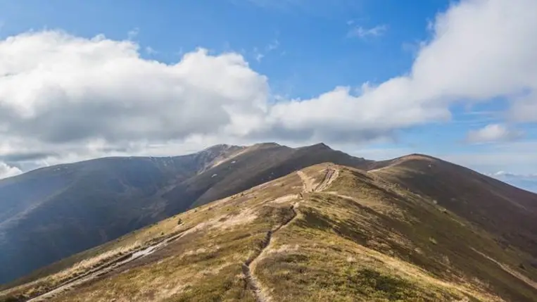 A szülőföld felfedezésre váró kincsei - Évadnyitó beszélgetés Vezsdel Lászlóval, a Kárpátaljai Hazajáró Egylet elnökével