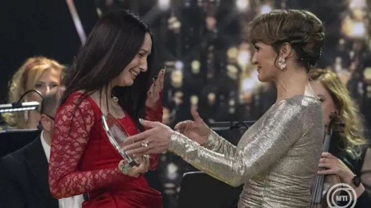 Budapest, 2026. március 28. A győztes Re Va Dame, a Veled álmodtam című dal előadója (b2), mellette a második helyezett Dorimoczi (b) és Rókusfalvy Lili műsorvezető (j) A Dal 2026 televíziós show-műsor döntőjében a Médiaszolgáltatás-támogató és Vagyonkezelő Alap (MTVA) óbudai stúdiójában 2026. március 28-án. MTI/Szigetváry Zsolt