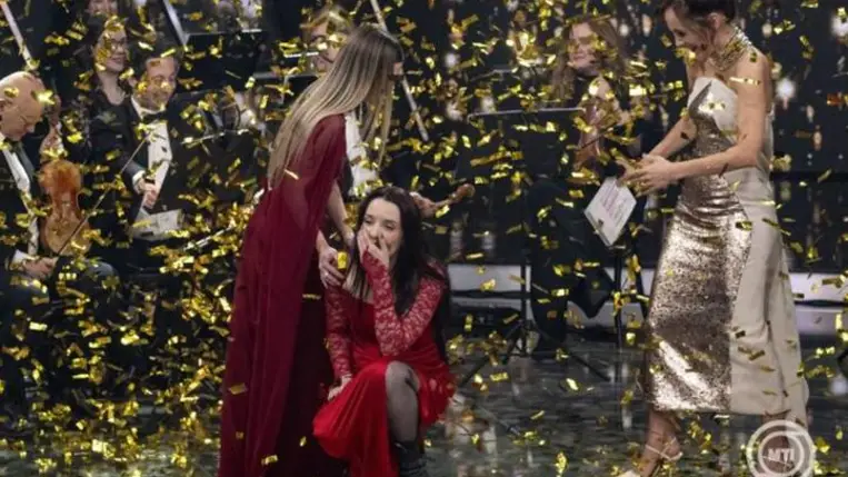 Budapest, 2026. március 28. A győztes Re Va Dame, a Veled álmodtam című dal előadója (b2), mellette a második helyezett Dorimoczi (b) és Rókusfalvy Lili műsorvezető (j) A Dal 2026 televíziós show-műsor döntőjében a Médiaszolgáltatás-támogató és Vagyonkezelő Alap (MTVA) óbudai stúdiójában 2026. március 28-án. MTI/Szigetváry Zsolt