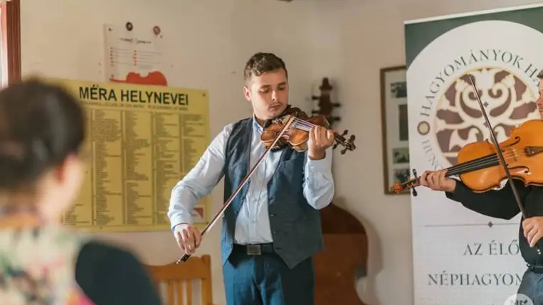 Rekordszámú jelentkező a IV. Kalotaszegi Prímásversenyen - Legendás prímások nyomában „Cifra” Kalotaszegen. Fotók: Erdélyi Hagyományok Háza