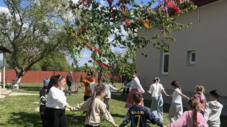 Májusfaállítás a Tulipán Tanoda hálózatában