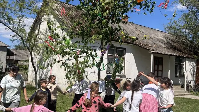 Májusfaállítás a Tulipán Tanoda hálózatában