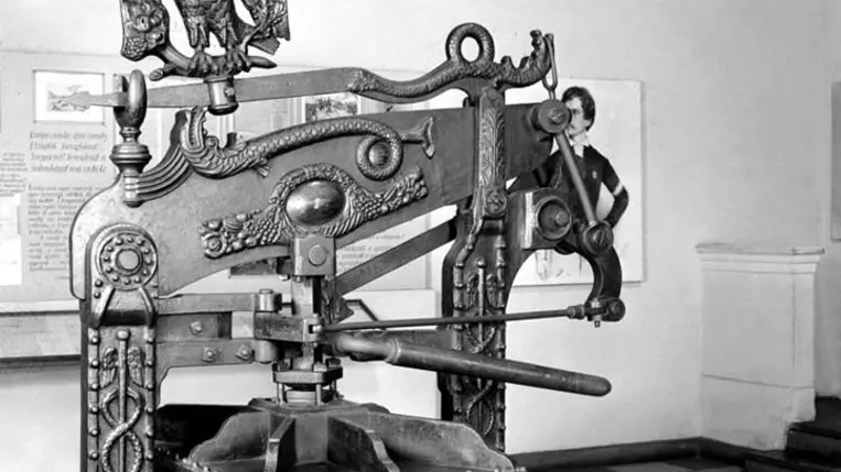 A Landerer és Heckenast nyomda egyik sajtója (Fotó: MTI/Reprodukció)