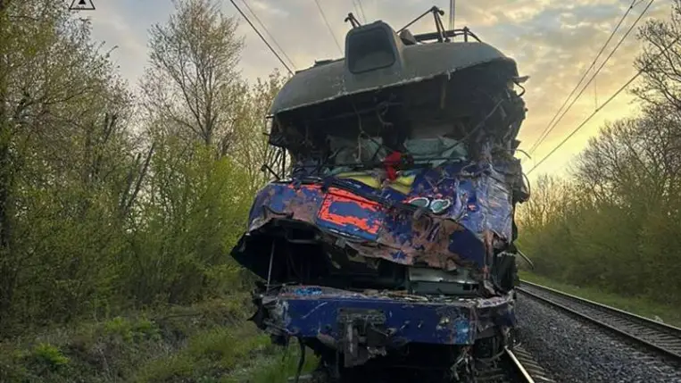 Egy személyvonat ütközött össze egy autódaruval a Sztriji járásban, a tragédiában a mozdonyvezető életét vesztette.