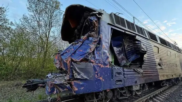 Egy személyvonat ütközött össze egy autódaruval a Sztriji járásban, a tragédiában a mozdonyvezető életét vesztette.