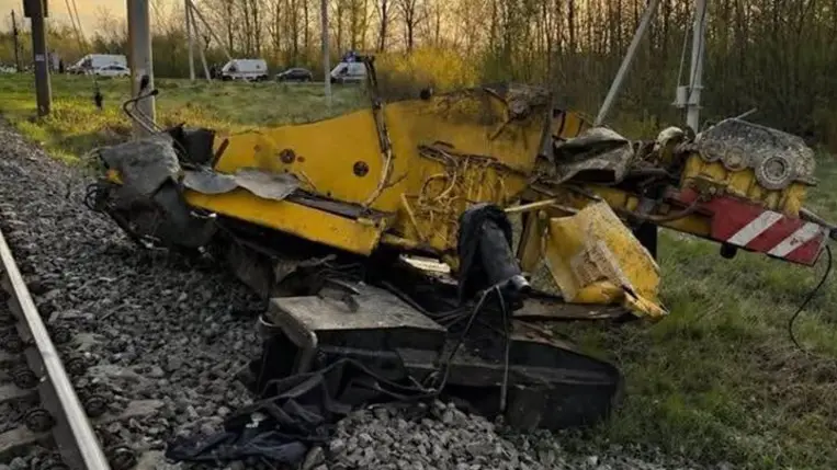 Egy személyvonat ütközött össze egy autódaruval a Sztriji járásban, a tragédiában a mozdonyvezető életét vesztette.