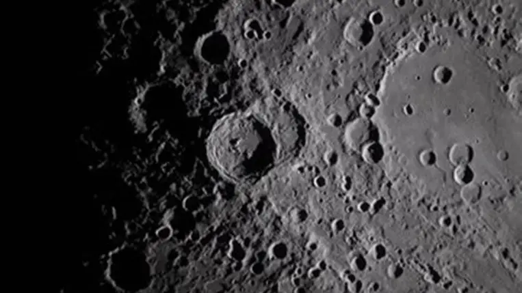 Lenyűgöző felvételeket közöltek a Hold sötét oldaláról. Kiemelt kép forrása: NASA