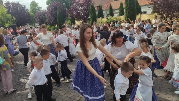 Az összetartozás tánca Beregszászon - A szívünk egy ritmusra dobban