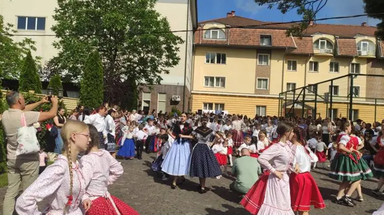 Az összetartozás tánca Beregszászon - A szívünk egy ritmusra dobban