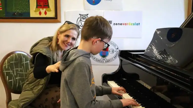 Zajlanak a VIII. ZeneVarázslat képzés tanórái a „GENIUS” Jótékonysági Alapítvány szervezésében