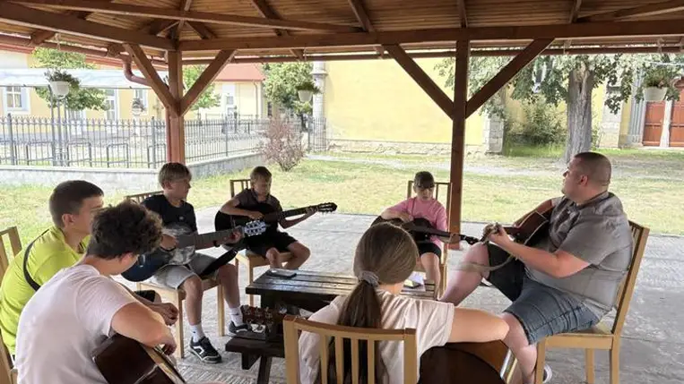 Ének-zene tábor a nagycsaládosoknál - Muzsikálás, éneklés, dicsőítés közösségben