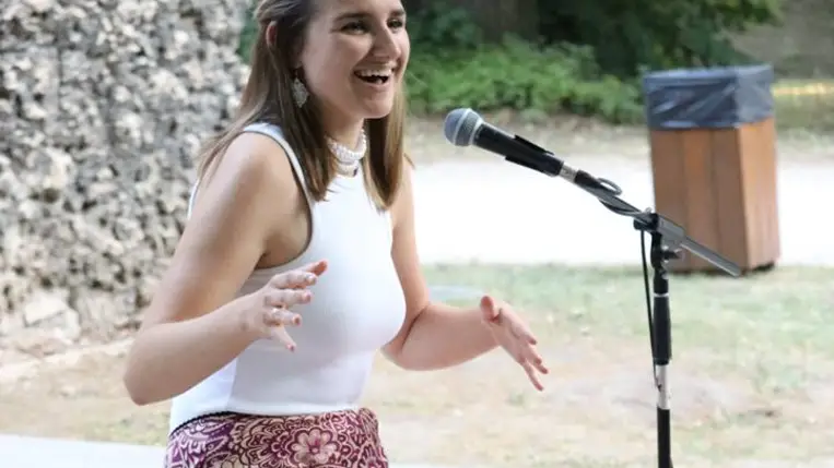 Magyar mesék az Angolkertben - A IV. Kárpát-medencei Ifjú Népmesemondó Találkozó. Fotók: Klitsie-Szabad Boglárka/Hagyományok Háza