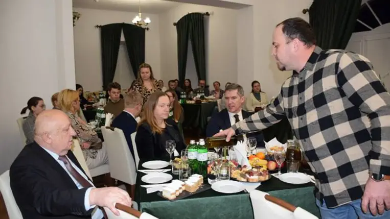 Találkozó a Perényi Kultúrkúriában - Irodalmi est a borkultúra jegyében