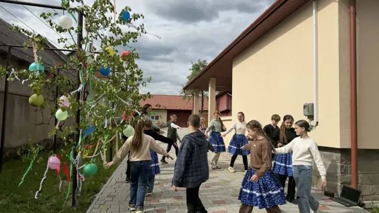 Májusfaállítás a Tulipán Tanoda hálózatában