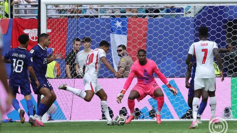Miami, 2026. július 19. Az angol Jude Bellingham (b3) belövi csapata hatodik gólját a francia Mike Maignan (j2) kapujába a 2026-os labdarúgó-világbajnokság Franciaország-Anglia bronzmérkőzésén a miami Hard Rock Stadionban 2026. július 18-án. MTI/EPA/Cristobal Herrera