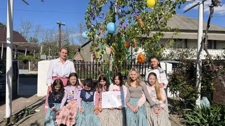 Májusfaállítás a Tulipán Tanoda hálózatában