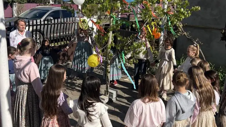 Májusfaállítás a Tulipán Tanoda hálózatában