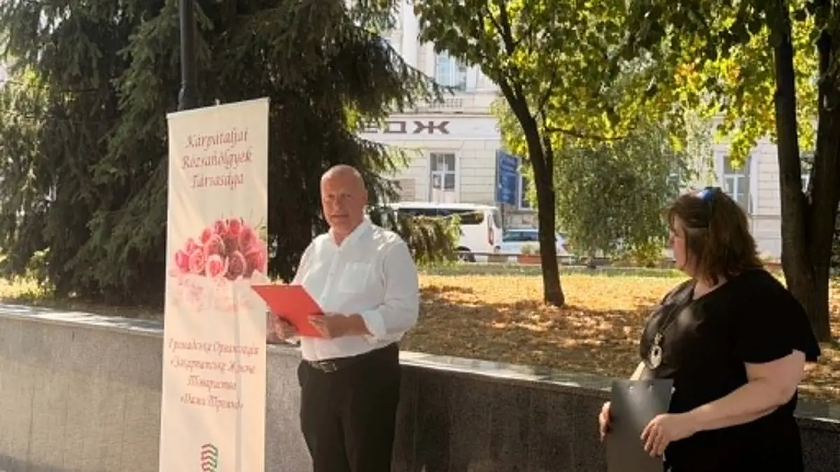 Kiemelkedő pedagógusra emlékeztek a Kárpátaljai Rózsahölgyek Beregszászban