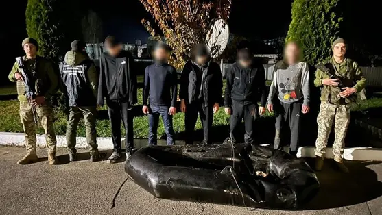Kárpátalján letartóztattak öt férfit, akiket illegális határátlépéssel gyanúsítanak. A katonaköteles férfiak egy felfújható gumicsónakkal próbálták átszelni a Tisza folyót. Fotó: Ukrán Állami Határőrszolgálat
