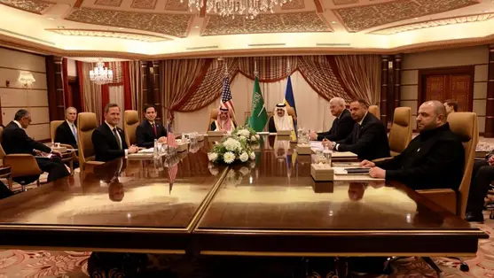 Ukrajna és az Egyesült Államok delegációi a szaúd-arábiai Dzsiddában folytatnak tárgyalásokat 2025. március 11-én. (Fotó: Salah Malkawi/Getty Images)