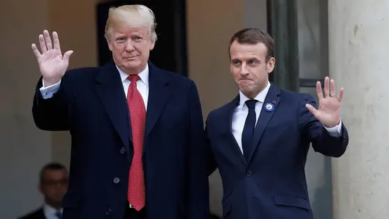 Emmanuel Macron francia államfő (j) fogadja Donald Trump amerikai elnököt a párizsi államfői rezidencián, az Elysée-palotában 2018. november 10-én (Fotó: MTI/EPA/Ian Langsdon)