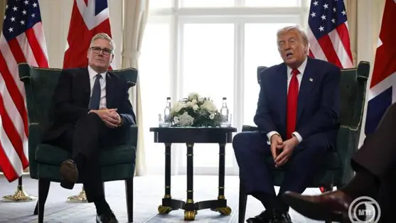 Donald Trump amerikai elnök (j) és Keir Starmer brit miniszterelnök nyilatkozik a Trumpnak a skóciai Turnberryben lévő golfüdülőjében tartott találkozóján 2025. július 28-án. MTI/EPA POOL/Tolga Akmen