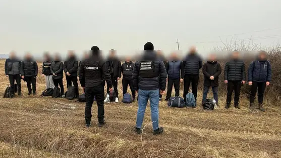 A Beregszászi járásban található Hunyadi közelében 16 katonaköteles férfit és két embercsempészt tartóztattak le. Fotó: Ukrán Állami Határőrszolgálat