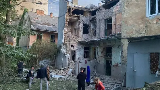 Kombinált orosz támadás érte Lemberget július 12-én. Megsérült több lakóépület és óvoda, illetve autók tucatjai rongálódtak meg. A trolibuszok nem közlekednek. Fotó: t.me/andriysadovyi