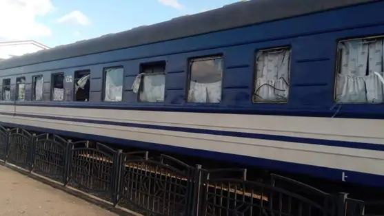 Orosz dróntámadás érte a szumi vasútállomást augusztus 1-jén este. A támadásban megrongálódott a Harkiv–Ungvár vonat, de az utasok sértetlenek maradtak. Fotó: t.me/UkrzalInfo