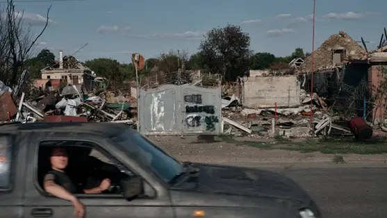 Ukrajnai katonák és civilek haladnak el a romba dőlt épületek mellett 2025. augusztus 15-én Ukrajnában. Fotó: Libkos / Getty Images Hungary