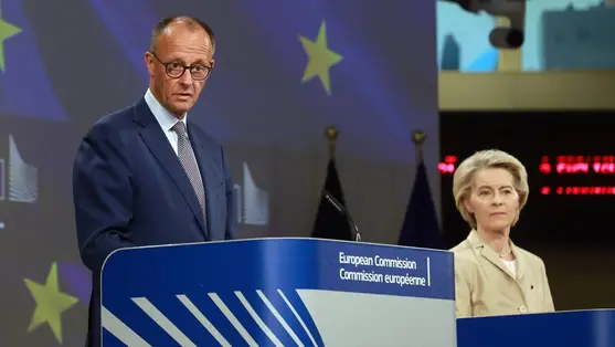 Ursula von der Leyen, az Európai Bizottság elnöke és Friedrich Merz német kancellár sajtótájékoztatót tart Brüsszelben (Fotó: MTI/EPA/Olivier Hoslet)