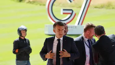 Emmanuel Macron francia elnök megérkezik G7-csúcstalálkozóra. Fotó: AFP/Pool/Ludovic Marin