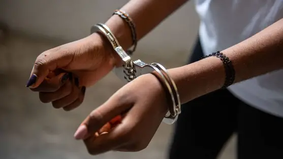 Bilincsben a csaló és strómanjai. A kiemelt kép illusztráció. (Fotó: Police.hu)