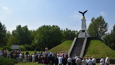 Csöndes főhajtás a tiszaújlaki turulmadaras emlékműnél - Rákóczi, a magyar szabadság- és hazaszeretet jelképe