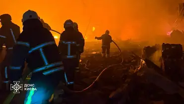 Újabb orosz pusztító drón- és rakétatámadás érte Ukrajna több települését. AFP/State Emergency Service of Ukraine/Handout